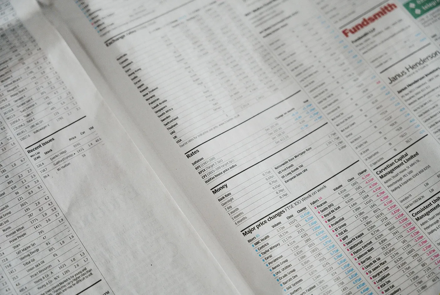 Aufgeschlagene Finanzzeitung mit Kurstabellen von Aktien und Fonds