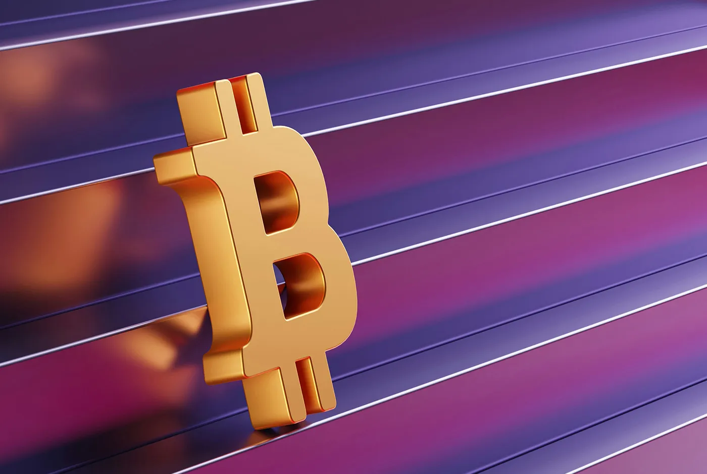 Goldenes Bitcoin-Symbol vor violett schimmernden Metallstreifen