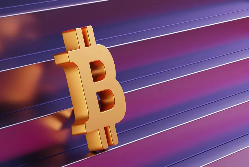 Goldenes Bitcoin-Symbol vor violett schimmernden Metallstreifen