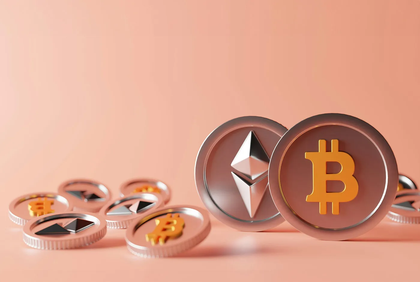 Münzen mit Ethereum- und Bitcoin-Symbol auf rosafarbenem Hintergrund