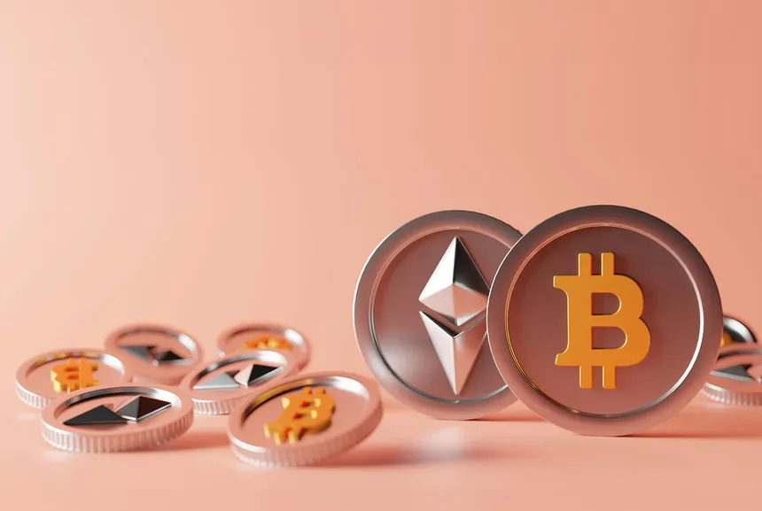 Münzen mit Ethereum- und Bitcoin-Symbol auf rosafarbenem Hintergrund